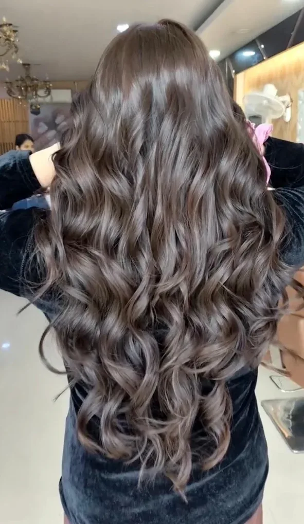 Voluminous curls and waves styling